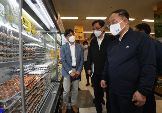 홍남기 부총리 겸 기획재정부 장관이 8월 3일 오후 대전 오정 농수산물도매시장을 방문 후 이마트 둔산점을 방문해 수입계란 판매상황 및 축산물 등 농산물 가격동향을 점검하고 있다. <기획재정부 제공>